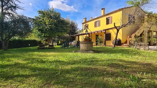Foto Casa indipendente in VIA MASSA, Offagna Centro di 230 m² con 7 locali