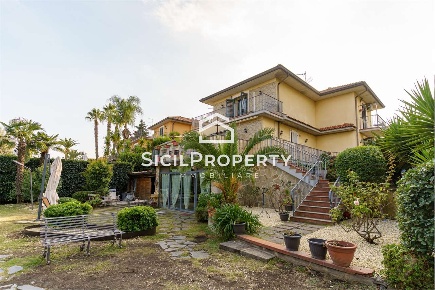 Foto Villa unifamiliare in Via Giuseppe Sciuti 4, Trecastagni di 400 m²