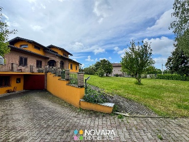 Foto Villa unifamiliare in Via Romana 53, Oleggio Centro di 392 m²