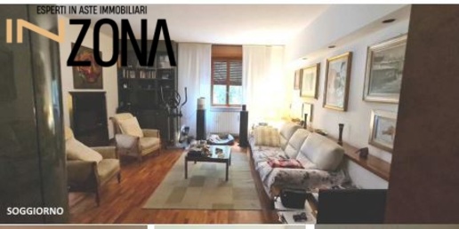 Foto Appartamento in Via Trieste, Albiate di 183 m² con 4 locali in vendita