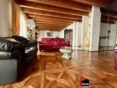 Foto Villa unifamiliare a Thiene Centro di 400 m² con 8 locali in vendita