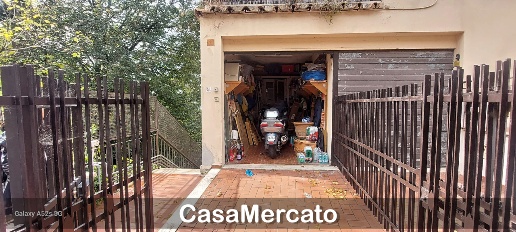 Foto Posti auto in Via Roma, Rocca di Papa Centro di 15 m² con 1 locali