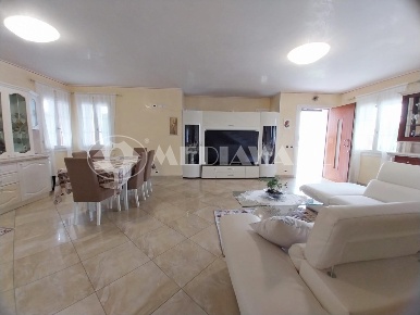 Foto Villa bifamiliare a Annone Veneto Centro di 160 m² con 10 locali