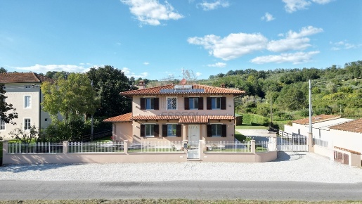 Foto Villa unifamiliare in Via di San Ginese, Capannori di 200 m²