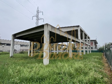 Foto Capannone industriale a Borgo Ticino di 500 m² in vendita