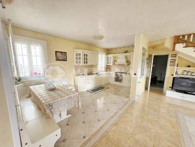 Foto Villa bifamiliare a Annone Veneto Centro di 160 m² con 9 locali