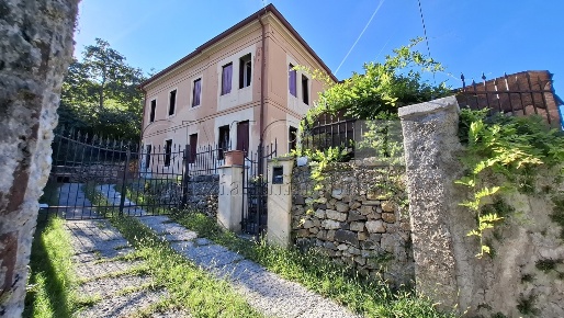 Foto Villa unifamiliare in Viale Scalabrini, Bassano del Grappa Centro