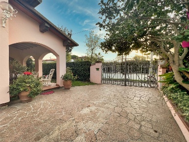 Foto Villa unifamiliare a Forte dei Marmi di 130 m² con 7 locali in affitto