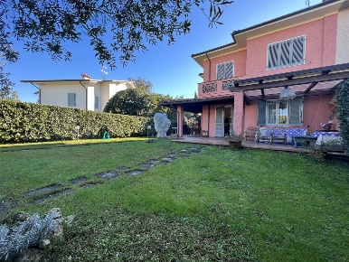 Foto Villa bifamiliare a Forte dei Marmi di 140 m² con 7 locali in affitto