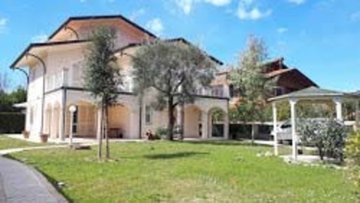 Foto Villa unifamiliare a Forte dei Marmi di 240 m² con 12 locali