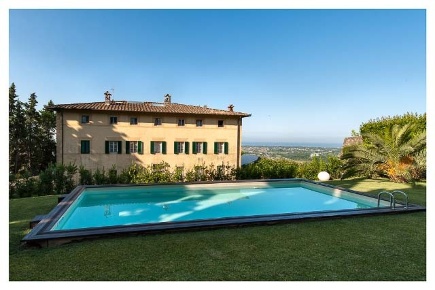 Foto Villa unifamiliare a Pietrasanta Camaiore Paese di 1000 m² in vendita