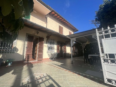 Foto Villa bifamiliare a Forte dei Marmi di 100 m² con 4 locali in affitto