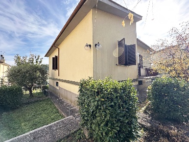 Foto Villa singola in Via I. Cacioni 12, Sutri di 225 m² con 4 locali