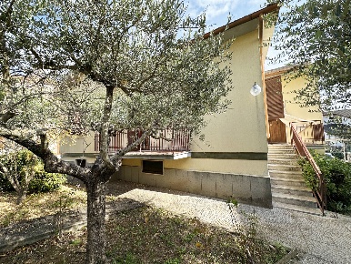 Foto Appartamento in Via I. Cacioni 12, Sutri di 225 m² con 4 locali