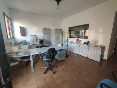 Foto Ufficio a Uta di 120 m² con 5 locali in vendita