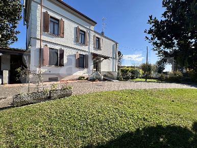 Foto Villa bifamiliare a Pontelongo Centro di 165 m² con 5 locali