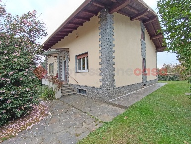 Foto Casa indipendente in ALLA CARTIERA, Lesa Centro di 180 m² con 4 locali