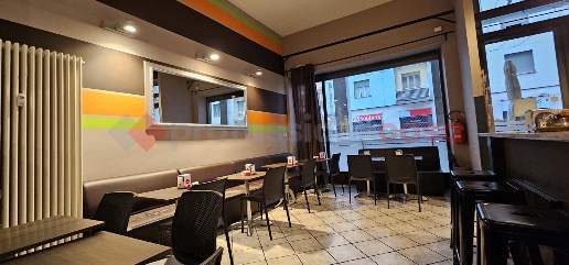 Foto Negozio in Via Buniva 22, Pinerolo Centro di 80 m² con 1 locali