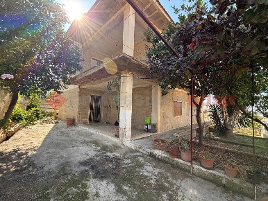 Foto Villa unifamiliare in Via PIO XII 10, Faggiano di 200 m² con 6 locali