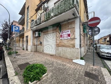 Foto Negozio in Via delle Margherite 213, Aprilia Centro di 94 m²