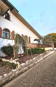 Foto Villa unifamiliare a Zenevredo di 280 m² con 12 locali in vendita