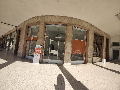 Foto Negozio in Viale san Lorenzo, Pegognaga Centro di 35 m² con 1 locali