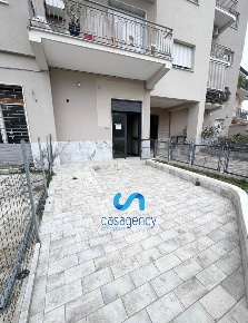 Foto Locale commerciale in viale lincoln  270, Caserta Falciano di 26 m²