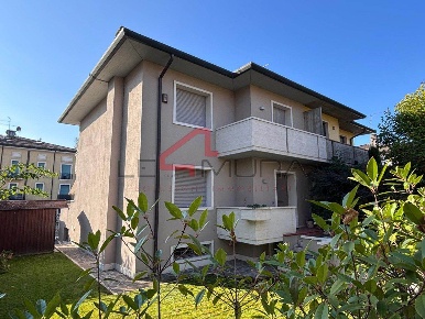 Foto Villa bifamiliare a Nogara Centro di 186 m² con 8 locali in vendita