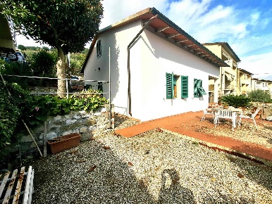 Foto Villa unifamiliare a Carmignano Centro di 176 m² con 5 locali