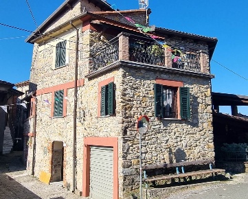 Foto Case semi ndipendenti a Fivizzano Centro di 100 m² con 5 locali