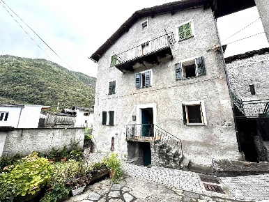 Foto Appartamento in Via Barini, Chiavenna Centro di 124 m² con 5 locali