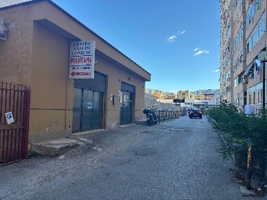 Foto Magazzino a Palermo Zisa di 500 m² con 1 locali in vendita