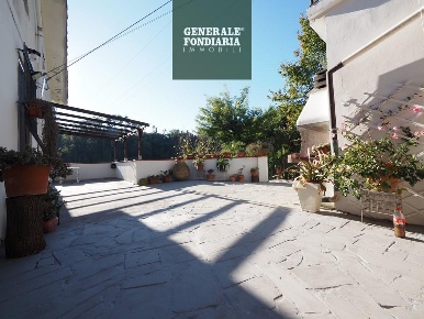 Foto Case semi ndipendenti a Lerici di 189 m² con 6 locali in vendita