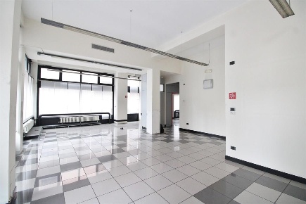 Foto Negozio in via Silvio Pellico, Rescaldina di 145 m² con 3 locali
