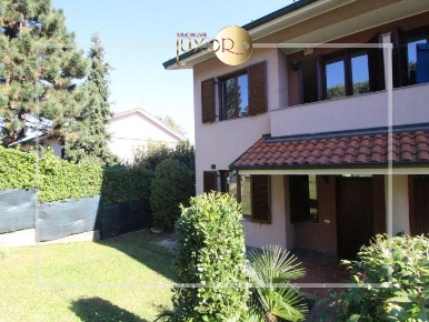 Foto Villa a schiera in Via Frescobaldi, Besana in Brianza Zoccorino Vergo