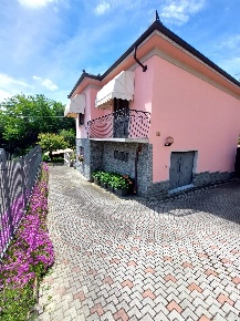 Foto Villa unifamiliare in via desderi, Asti Collina Volta di 202 m²