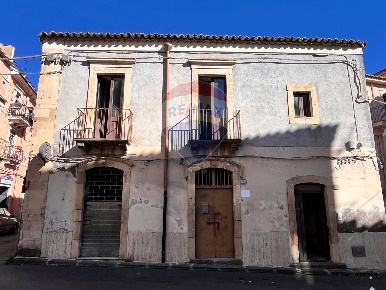 Foto Casa indipendente in Via Senatore Maiorana, di 137 m² con 5 locali