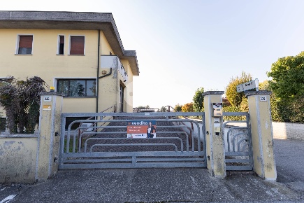 Foto Casa indipendente in VIA TITO SPERI, Leno Centro di 530 m² in vendita