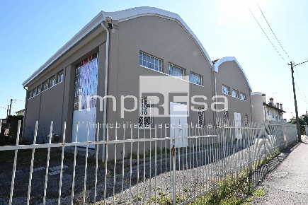 Foto Capannone industriale in Via Menegazzi, Treviso di 450 m² in vendita