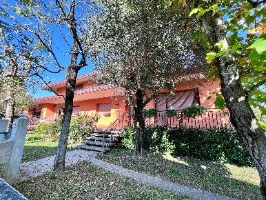 Foto Villa bifamiliare in via Udine, Cordenons Centro di 225 m² in vendita