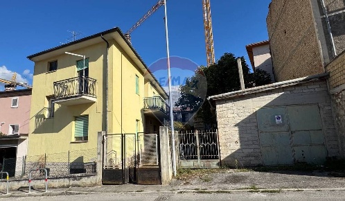 Foto Casa indipendente in Via dell'Aquila, L'Aquila Bagno - Monticchio
