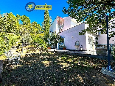 Foto Villa singola in via giacomo brodolini, Teramo Centro di 438 m²