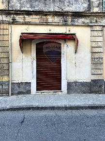 Foto Locale commerciale in Via Roma, San Giovanni la Punta Centro di 65 m²