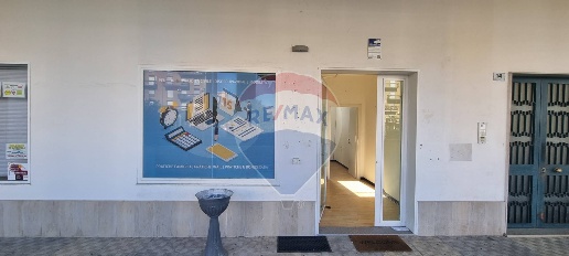 Foto Negozio in Corso del Popolo, Paternò di 37 m² con 2 locali in vendita