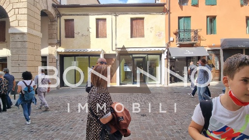 Foto Locale commerciale in via j da ponte, Bassano del Grappa Centro