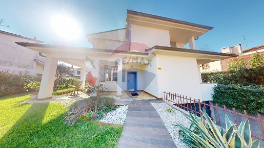 Foto Villa unifamiliare in via delle Gerole, Caponago di 259 m² in vendita