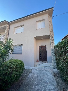 Foto Appartamento a Calcinaia Fornacette di 140 m² con 6 locali in affitto