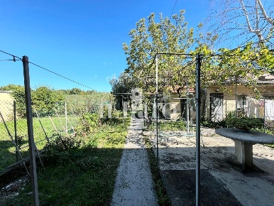 Foto Casa indipendente a Campi Bisenzio Santa Maria di 243 m² con 6 locali