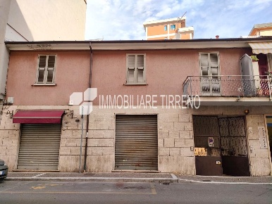 Foto Locale commerciale a Massa Centro di 69 m² con 2 locali in vendita