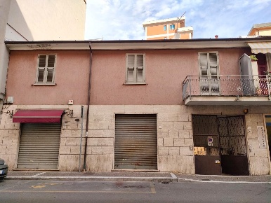 Foto Locale commerciale a Massa Centro di 69 m² con 2 locali in vendita